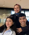 Bersama anak-anaknya, Wanda Hamidah nampak akrab bagai bestie. Anak-anak Hamidah pun memiliki parah yang memesona. Credit: (@wanda_hamidah)