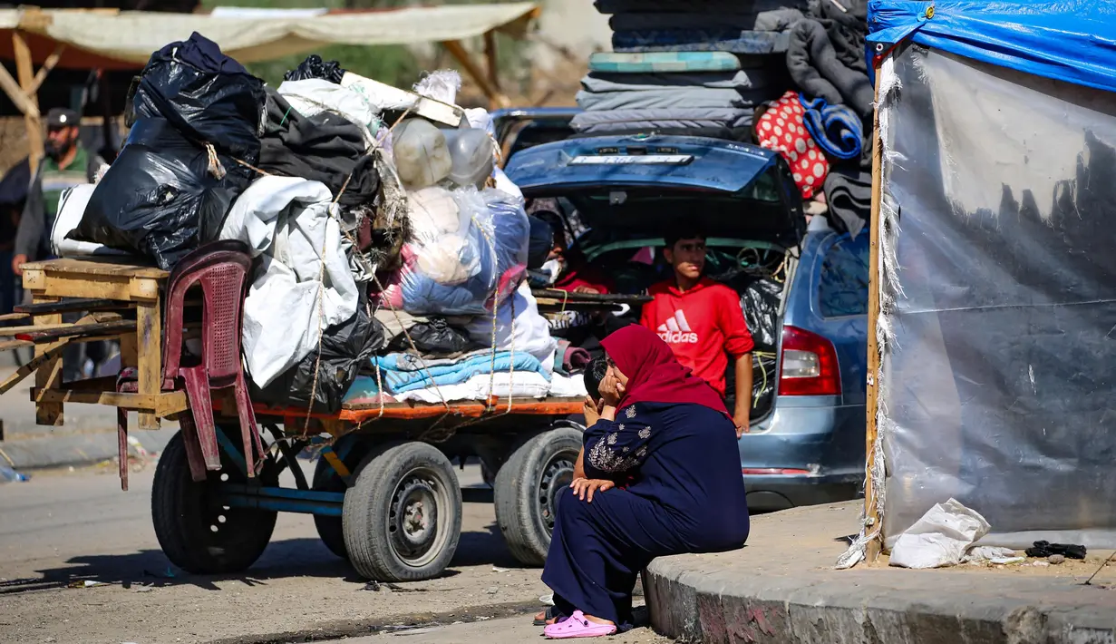 Para pengungsi Palestina mengangkut barang-barang mereka untuk keluar dari al-Mawasi ke daerah yang lebih aman di Rafah di selatan Jalur Gaza, pada 9 Mei 2024. (Foto: AFP)