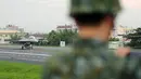 Pesawat F-16 dari Angkatan Udara Republik Tiongkok (Taiwan) mendarat di jalan raya dalam rangkaian latihan militer "Han Kuang" yang rutin digelar setiap tahun di wilayah selatan Changhua, Selasa (27/5/2019). Latihan perang itu sebagai simulasi untuk mengantisipasi serangan China (REUTERS/Tyrone Siu)