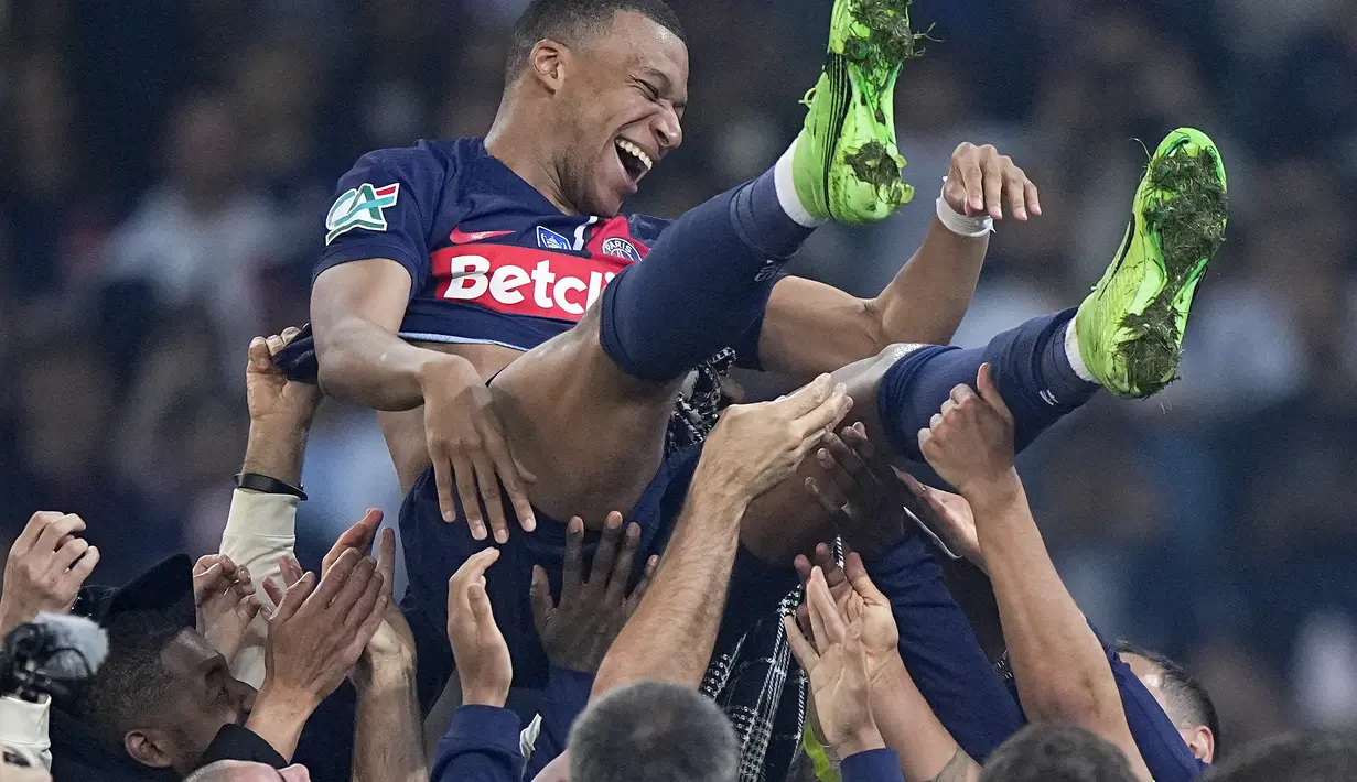 Trofi Coupe de France 2023/24 menjadi persembahan terakhir Kylian Mbappe untuk PSG. (AP Photo/Michel Euler)