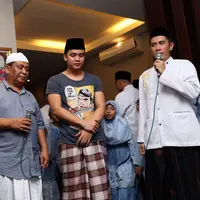 Dengan khidmat dan khusyu, semua orang mendoakan Olga Syahputra(Foto: Muhammad Akrom Sukarya)