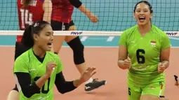 Selebrasi pemain Timnas voli putri Indonesia, Junaida Santi (kiri) dan Geofanny Eka setelah mencetak angka saat menghadapi Hong Kong pada laga perebutan tempat ketujuh AVC Challenge Cup 2024 di Rizal Memorial Coliseum, Manila, Filipina, Rabu (29/5/2024). Indonesia menang 3-0 (25-15, 25-19, 25-20). (Asian Volleyball Confederation)