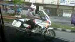 Polisi, SMS Sambil Mengendarai Motor