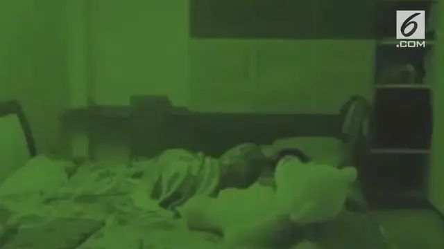 Aksi sebuah boneka yang tiba-tiba memeluk pemiliknya saat tidur terekam CCTV.