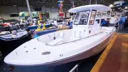 Salah satu jenis perahu dipamerkan dalam Pameran Perahu Internasional Toronto 2020 di Toronto, Kanada, Jumat (17/1/2020). Lebih dari 1.200 unit perahu dipamerkan dalam acara tersebut. (Xinhua/Zou Zheng)