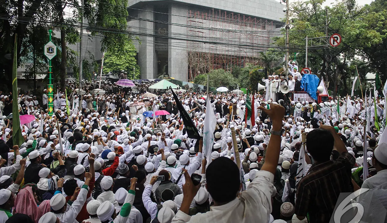 Ratusan massa yang memakai busana serba putih itu mengancam akan menduduki kantor DPRD DKI  hingga Ahok batal menjadi gubernur DKI Jakarta, Jakarta, Senin (10/11/2014)   (Liputan6.com/Faizal Fanani)