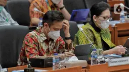 Menteri Kesehatan Budi Gunadi Sadikin (kiri) mengikuti rapat kerja dengan Komisi IX DPR di Kompleks Parlemen Senayan, Jakarta, Rabu (30/11/2022). Dalam raker tersebut membahas mengenai peningkatan capaian bulan Imunisasi Anak Sekolah (BIAS) dan Bulan Imunisasi Nasional (BIAN), program penguatan pelayanan kesehatan rujukan, serta penguatan pelayanan kesehatan primer melalui pemindaian dan revitalisasi fungsi puskesmas. (Liputan6.com/Angga Yuniar)