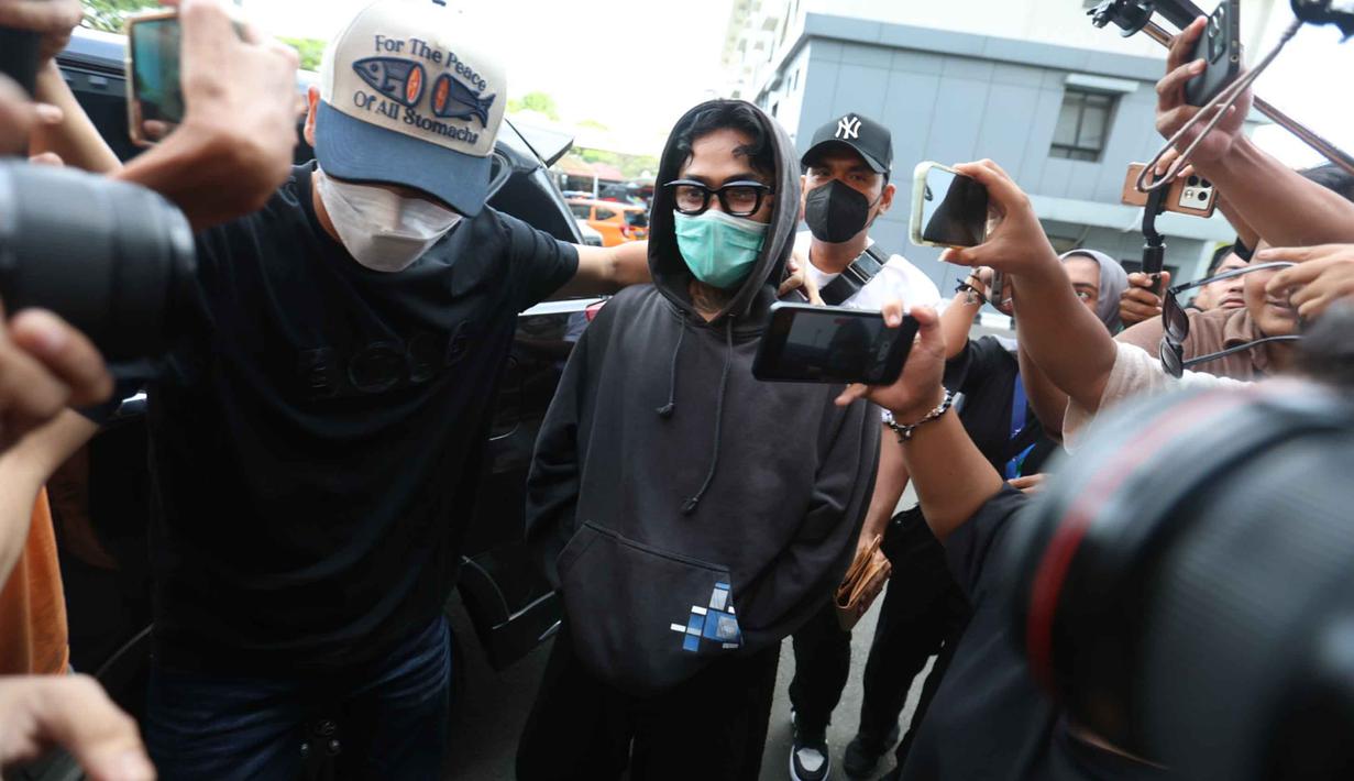 Musisi sekaligus aktor, Onadio Leonardo atau akrab disapa Onad, saat tiba di Polres Jakarta Barat pada Senin (3/11/2025). Hari ini, Senin 3 November 2025, Onadio Leonardo atau akrab disapa Onad menjalani asesmen di Badan Narkotika Nasional Provinsi (BNNP) DKI Jakarta di Jalan Tanah Abang II, Cideng, Jakarta Pusat. (Kapanlagi.com/Budy Santoso)