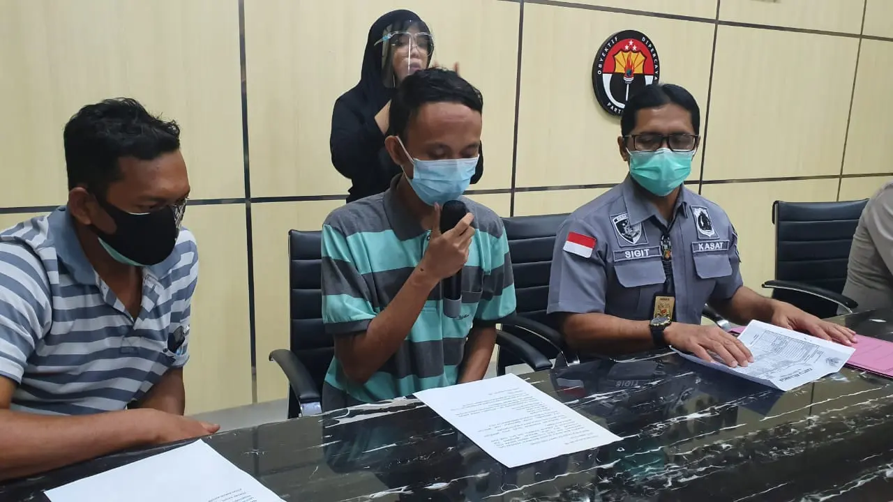 Polisi menangkap pelaku ujaran kebencian soal pos penyekatan Suramadu. (Dian Kurniawan/Liputan6.com)
