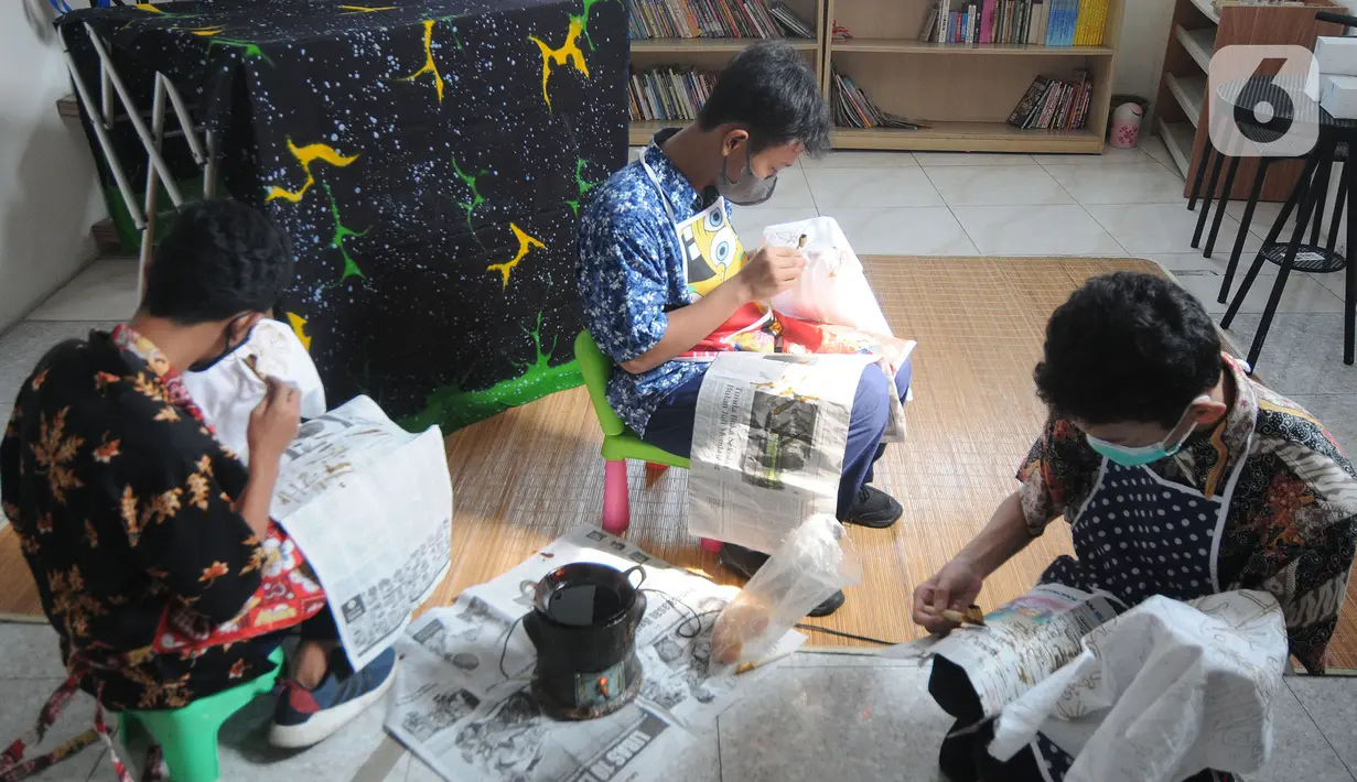 Anak berkebutuhan khusus (ABK) penyandang tunarungu belajar membatik yang diselenggarakan oleh Yayasan Griya Bina Karya di gerai ABK UMKM di Pasar Gintung, Ciputat, Tangsel, Minggu (2/10/2021). Kegiatan ini dalam rangka memperingati Hari batik Nasional 2 Oktober. (merdeka.com/Arie Basuki)