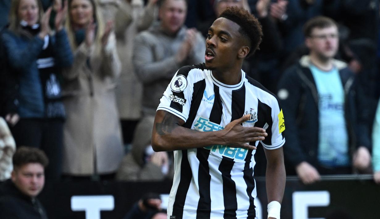 Selebrasi pemain Newcastle United, Joe Willock, setelah menjebol gawang Manchester United dalam pertandingan lanjutan Liga Inggris 2022/2023 yang berlangsung di St James Park, Minggu (2/4/2023). Joe Willock merupakan andalan lini serang The Magpies dengan 40 kali penampilan disemua kompetisi. Pemain beusia 23 tahun tersebut telah mengkoleksi tiga gol dan enam asisst. (AFP/Oli Scarff)