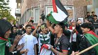 Demonstran pro Palestina di Italia melakukan protes terhadap Israel pada laga kontra Gli Azzurri di Udine pada Kualifikasi Piala Dunia 2026 Zona Eropa. (Stefano RELLANDINI / AFP)