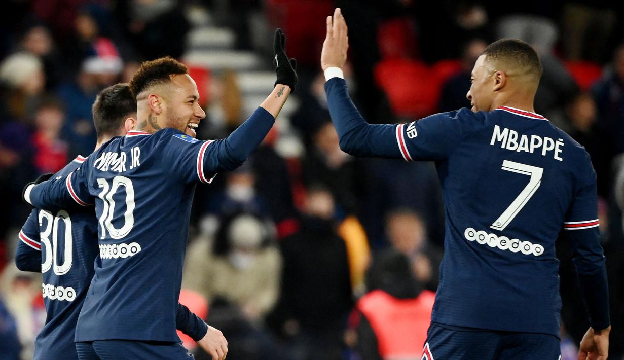 Paris Saint-Germain (PSG) makin mendekati gelar juara Ligue 1 setelah menaklukkan Lorient dengan skor telak 5-1, Senin (4/4/2022). (AFP/Franck Fife)