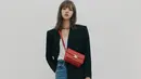 Lisa BLACKPINK tampil stylish dengan menggunakan blazer warna hitam yang dipadukan dengan skinny jeans dan knee-high boot. (Instagram/lalalalisa_m).