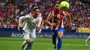 <p>Pemain depan Real Madrid Lucas Vazquez (kiri) berebut bola dengan penyerang Atletico Madrid Matheus Cunha dalam laga pekan ke-35 Liga Spanyol di Wanda Metropolitano, Senin (9/5/2022) dini hari WIB. Atletico Madrid berhasil menang dengan skor tipis 1-0 atas Real Madrid. (GABRIEL BOUYS / AFP)</p>