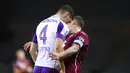 Pemain Torino Andrea Belotti (kanan) bertabrakan dengan pemain Fiorentina Nikola Milenkovic (kiri) pada pertandingan Liga Italia di Olympic Stadium, Turin, Italia, Jumat (29/1/2021). Bermain dengan sembilan pemain, Fiorentina berhasil menahan imbang Torino 1-1. (Fabio Ferrari/LaPresse via AP)