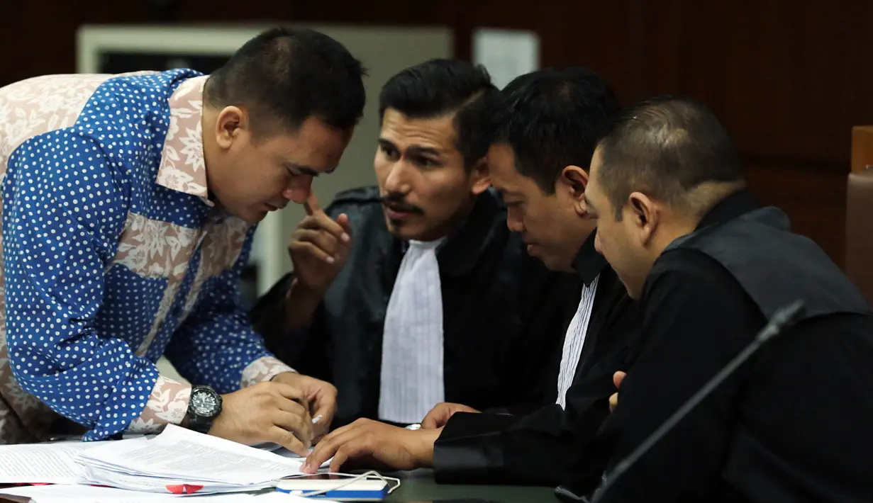 Mendengar penolakan itu, Saipul Jamil tak kuasa menahan air matanya. Nampak jelas penyanyi 36 tahun itu memendam kekecewaan. Bukan tidak mungkin, dengan vonis bersalah, ia akan mendekam lebih lama. (Deki Prayoga/Bintang.com)