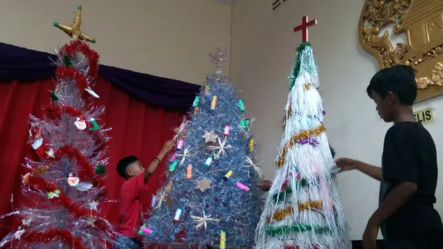 Pohon Natal Unik dari Ribuan Botol Plastik dan Kantong Plastik