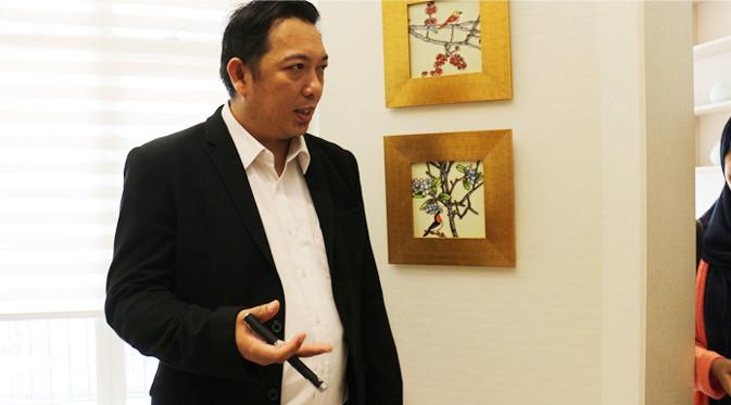 Suranto Tjhai, selaku GM Sales & Marketing Vasanta Innopark pada saat memberikan penjelasan kepada awak media di Show Unit Vasanta Innopark. (Foto: Hidya Anindyati)