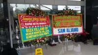 Karangan Bunga "Save Tiang Listrik" untuk Setya Novanto di RSCM