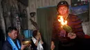 Seorang dukun melakukan ritual bersama dua pelanggan untuk mengusir roh-roh jahat di kediamannya di Kota Kyzyl, Tuva, Siberia, Rusia, (3 /11). (REUTERS/Ilya Naymushin)