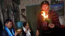 Seorang dukun melakukan ritual bersama dua pelanggan untuk mengusir roh-roh jahat di kediamannya di Kota Kyzyl, Tuva, Siberia, Rusia, (3 /11). (REUTERS/Ilya Naymushin)