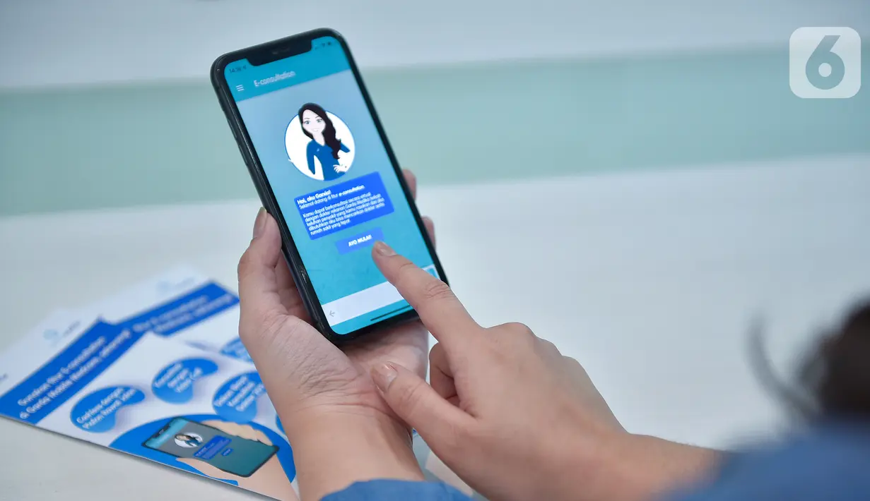 Model mengoperasikan fitur terbaru E-Consultation dalam Garda Mobile Medcare di Jakarta, Kamis (16/09/2021).E-Consultation membantu peserta berkonsultasi dengan dokter dari rumah sakit rekanan dan diskon potongan 20% hingga bebas biaya pengiriman obat selama bulan September. (Liputan6.com/HO/Medika)