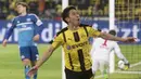 Gelandang Borussia Dortmund, Shinji Kagawa, melakukan selebrasi usai mencetak gol saat pertandingan melawan Hamburg SV di Signal-Iduna Park, Rabu (5/4/2017). Borussia Dortmund taklukan Hamburg SV dengan skor 3-0. (AP/Bernd Thissen)