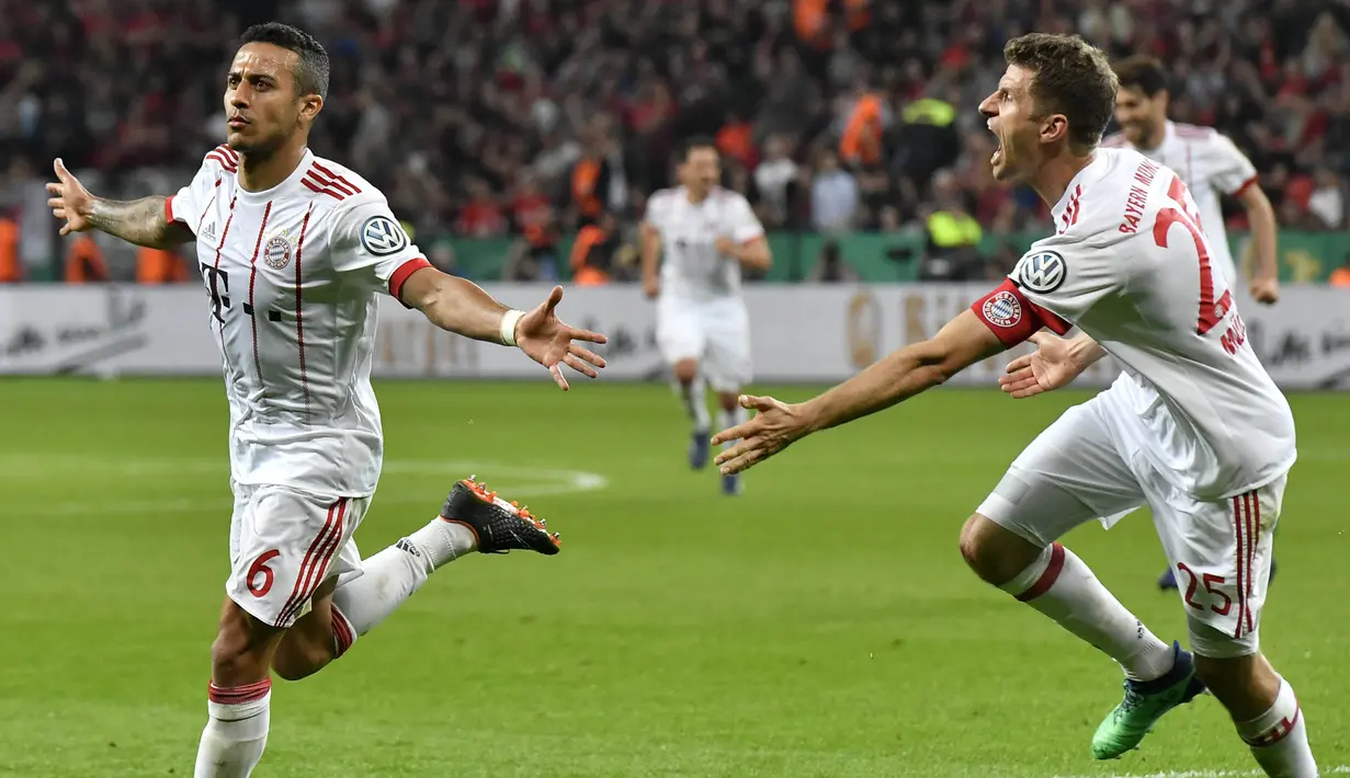 Gelandang Bayern Munchen, Thiago Alcantara, melakukan selebrasi usai mencetak gol ke gawang Bayer Leverkusen pada laga DFB Pokal di Stadion BayArena, Selasa (17/4/2018). Bayern Munchen menang 6-2 atas Bayer Leverkusen. (AP/Martin Meissner)