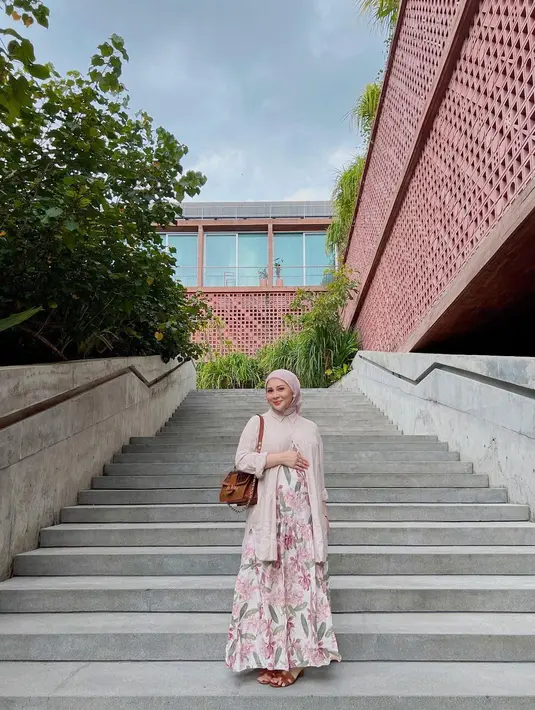 Upgrade gaya dengan padu padan floral dress, cardigan, dan hijab segi empat instan ala Kesha Ratuliu. [Instagram].