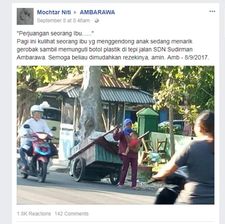 Ibu tangguh sedang memulung sambil menggendong anak | Sumber Foto: facebook.com/mochtar.niti