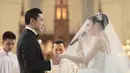Pernikahan Sandra Dewi dan Harvey Moeis yang digelar pada tahun 2016 berlangsung mewah bak kerajaan. Langsungkan pemberkatan pernikahan di Gereja Katedral, Sandra Dewi ungkap alasannya karena Gereja Katedral adalah gereja paling klasik di Jakarta dan bisa undang sahabat yang beragama lain. (Liputan6.com/IG/@sandradewi88)