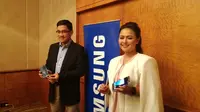 IT & Mobile Marketing Director SEIN Vebbyna Kaunang dan IT & Mobile Marketing Head SEIN Denny Galant menunjukkan Galaxy Note 7 (Liputan6.com/Agustin Setyo W)