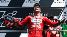 Pembalap Ducati, Danilo Petrucci berselebrasi merayakan kemenangan Grand Prix MotoGP Italia di sirkuit Mugello, Italia (2/6/2019). Petrucci berhasil menjadi juara MotoGP Italia 2019 disusul Marc Marquez (Honda) urutan kedua, dan Andrea Dovizioso (Ducati) di urutan ketiga. (AP Photo/Antonio Calanni)