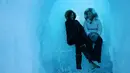 Olha Ratushko dan putrinya Zhenya duduk di gua es selama menjelajahi Kastil Es di Excelsior, Minn (18/1). (Anthony Souffle / Star Tribune via AP)