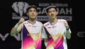 Pebulu tangkis ganda putra Indonesia, Raymond Indra/Nikolaus Joaquin merayakan kemenangan usai bertanding melawan Sabar Karyaman Gutama/Moh Reza Pahlevi Isfahani pada semifinal Indonesia Masters 2026 di Istora Gelora Bung Karno, Senayan, Jakarta, Sabtu (24/1/2026). (Bola.com/M Iqbal Ichsan)