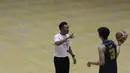 Pelatih junior West Bandits, Cesar Wilhelm, memberikan instruksi saat latihan di Hall Basket Hawks BSD, Tangerang, Senin (21/10). Meski klub amatir, West Bandits serius melakukan pembinaan usia muda. (Bola.com/Vitalis Yogi Trisna)