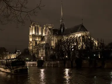 Gereja Katedral Notre Dame dikelilingi banjir akibat luapan sungai Seine di Paris, Senin (29/1). Tingkat air di Sungai Seine mencapai puncaknya, dengan sekitar empat meter di atas permukaan air normal untuk sepanjang tahun. (CHRISTOPHE ARCHAMBAULT/AFP)