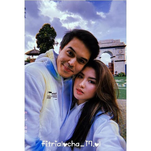 Dikabarkan Putus, Ini 6 Momen Kebersamaan Ochi Rosdiana dan Rizky Djanbi