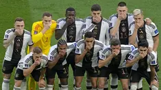 Para pemain timnas Jerman menutupi mulut mereka saat berpose untuk foto grup jelang pertandingan Grup E Piala Dunia 2022 Qatar melawan Jepang di Stadion Internasional Khalifa di Doha, Rabu (23/11/2022). Seluruh pemain, mulai dari kiper dan kapten Manuel Neuer hingga Kai Havertz sang penyerang, kompak menutup mulut mereka. (AP Photo/Ricardo Mazalan)