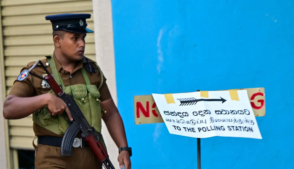 Lebih dari 63 ribu polisi dikerahkan untuk menjaga tempat pemungutan suara dan pusat penghitungan suara. (Ishara S. KODIKARA/AFP)