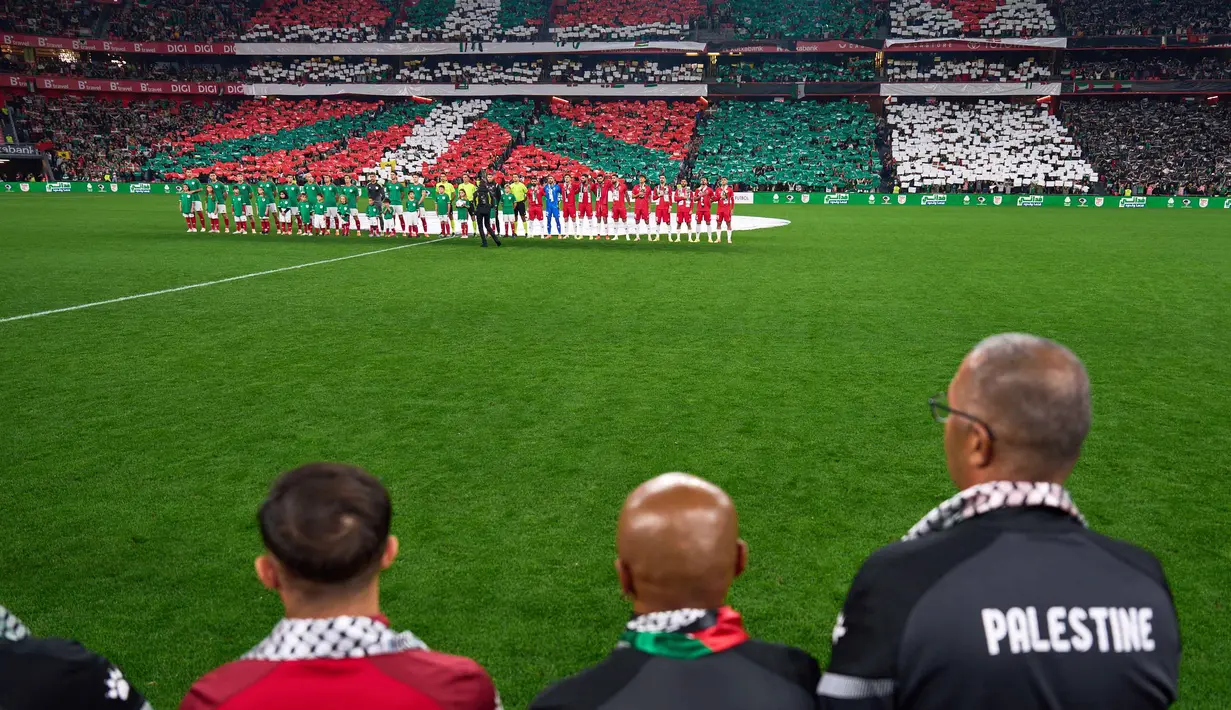 Mereka memadati stadion untuk menyaksikan pertandingan persahabatan antara Tim Nasional Basque Country dan Tim Nasional Palestina. Tampak dalam foto, pemain Palestina dan pemain Spanyol dari wilayah Basque berbaris sebelum pertandingan persahabatan yang diadakan untuk memprotes aksi militer Israel di Gaza, di Bilbao, Spanyol, Sabtu, 15 November 2025. (AP Photo/Miguel Oses)