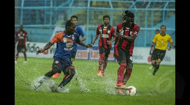 Arema Cronus membungkam Persipura dengan skor 4-1 saat laga SCM Cup 2015 di Stadion Kanjuruhan, Malang, Kamis (22/1/2015). (Liputan6.com/Faizal Fanani)