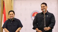 Ketua umum PSSI, Erick Thohir (kiri) bersama Menpora Dito Ariotedjo berbicara kepada awak media usai menggelar rapat koordinasi mengenai Piala Dunia U-17 2023 di Kantor Kemenpora, Jakarta, Jumat (7/7/2023). (Bola.com/Abdul Aziz)