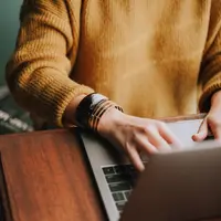 Ilustrasi bekerja. Sumber foto: unsplash.com/Christin Hume.