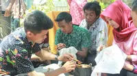 Mahasiswa Sedang Belajar Membatik Dalam Rangka Memperingati Hari Batik Nasional (Liputan6.com/Mohamad Fahrul)