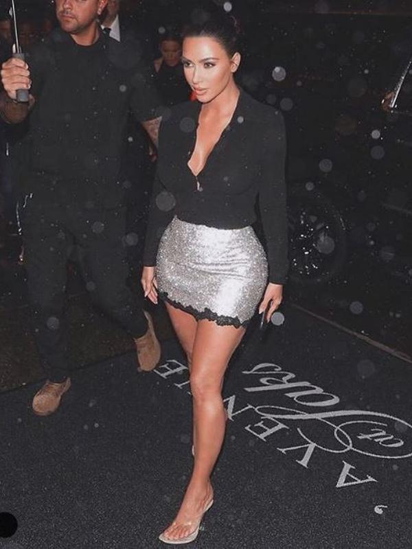 Kim Kardashian memakai rok mini ketat rancangan Versace. (dok. Instagram @kimkardashian/https://www.instagram.com/p/B2emD1ugllw/Henry)