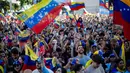 Warga Venezuela yang tinggal di Argentina merayakan penangkapan pemimpin mereka, Nicolas Maduro, di Obelisk, Buenos Aires pada 3 Januari 2026. Penangkapan Presiden Venezuela, Nicolas Maduro dalam operasi militer Amerika Serikat pada Sabtu (3/1/2026) disambut dengan suka cita oleh para diaspora negara itu di berbagai kota sejumlah negara. (TOMAS CUESTA/AFP)