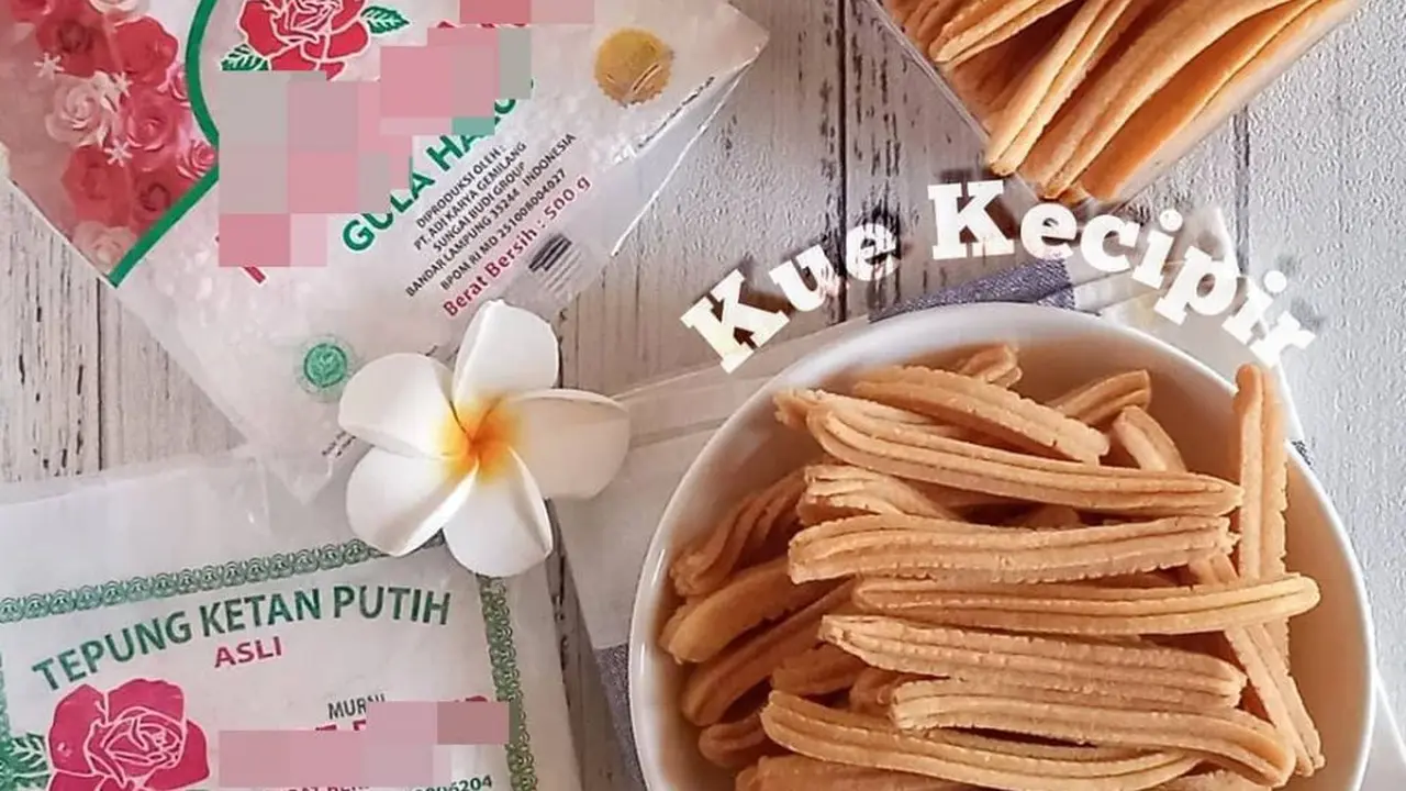 Dua wadah kue kecipir