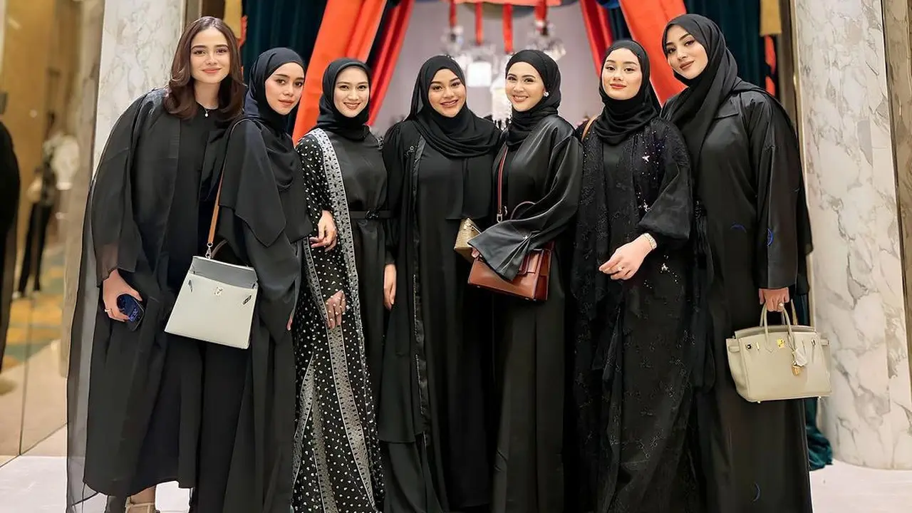 Outfit bukber artis pakai baju warna hitam